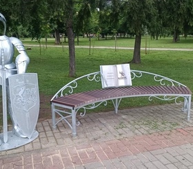 Скамейка-фотозона от предприятия «Конус» установлена в Лиде ко Дню белорусской письменности
